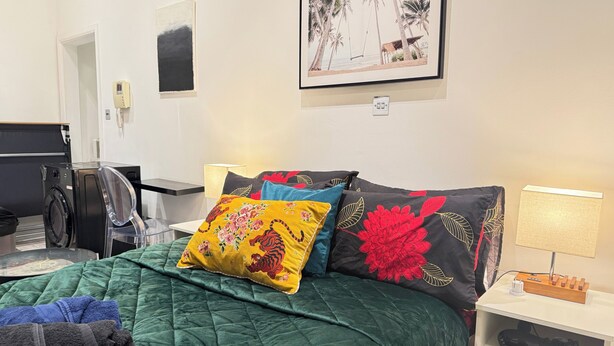 Tabla de planchar con plancha, wifi gratis, ropa de cama