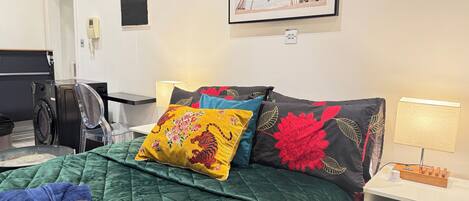 Iron/ironing board, WiFi (free), bed sheets