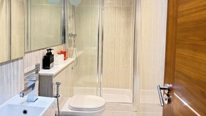 Ducha, secador de pelo y toallas