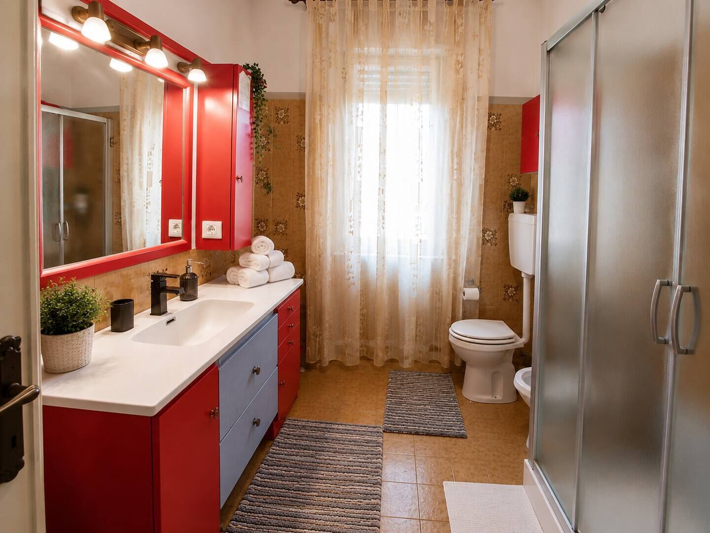 Douche, sèche-cheveux, bidet, serviettes fournies