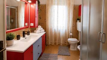 Douche, sèche-cheveux, bidet, serviettes fournies