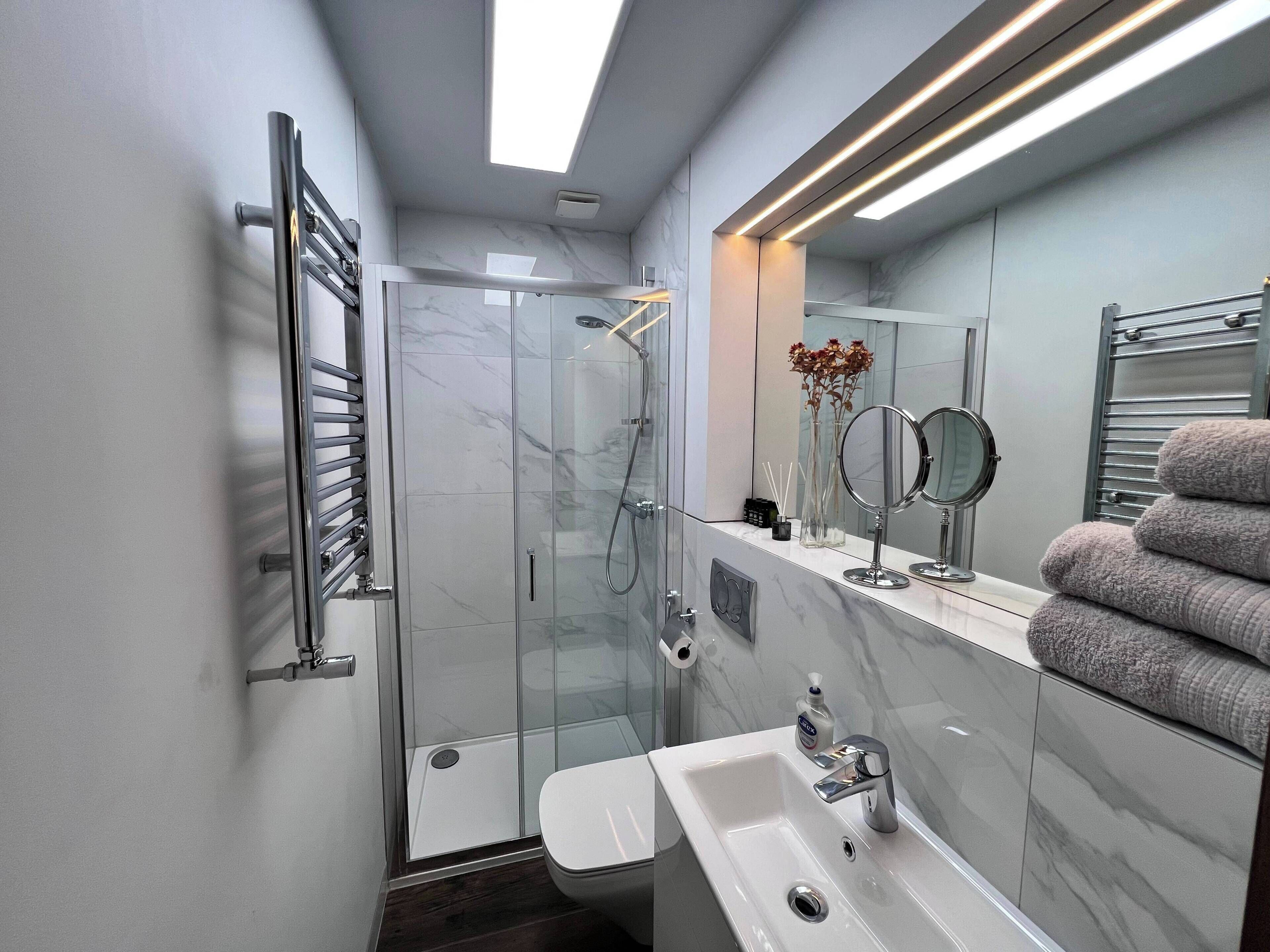 Shower, hair dryer, towels