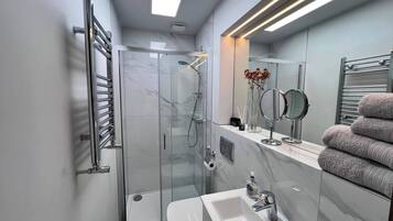 Shower, hair dryer, towels