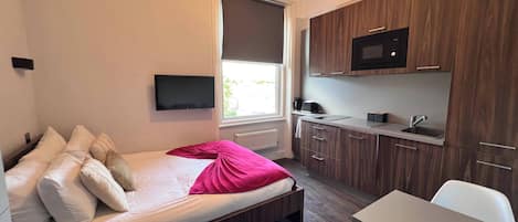 Iron/ironing board, free WiFi, bed sheets
