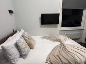 Iron/ironing board, WiFi (free), bed sheets