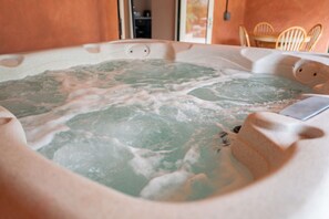 Ein Whirlpool mit sichtbaren Bläschen und einer Bedienkonsole.