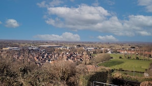 Un pueblo con casas, un campo de golf y un cielo despejado.