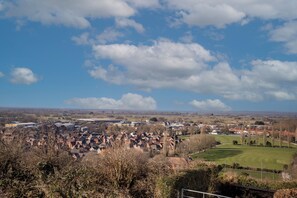 Eine Stadt mit Häusern, einem Golfplatz und blauem Himmel.