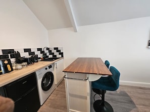 Kühlschrank, Mikrowelle, Ofen, Wasserkocher
