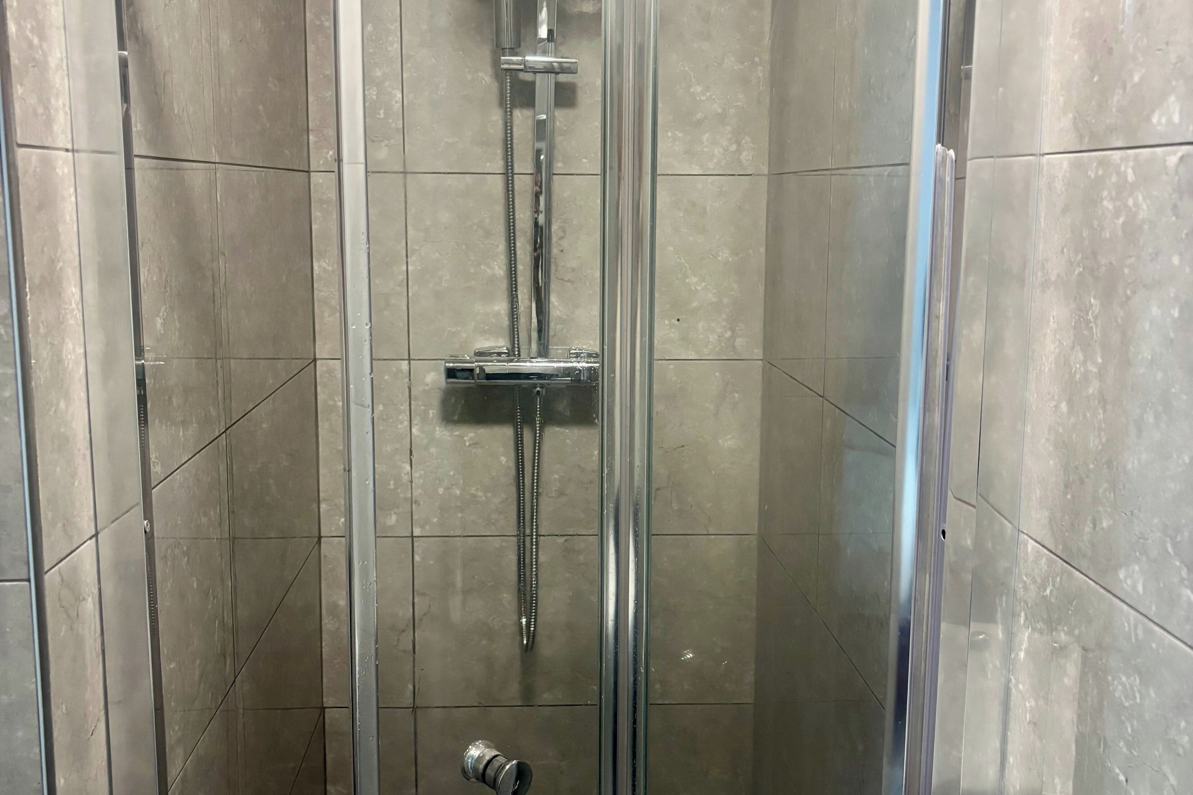 Douche, séchoir à cheveux, serviettes fournies