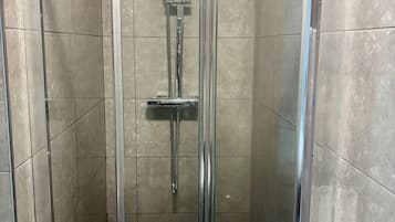 Douche, séchoir à cheveux, serviettes fournies