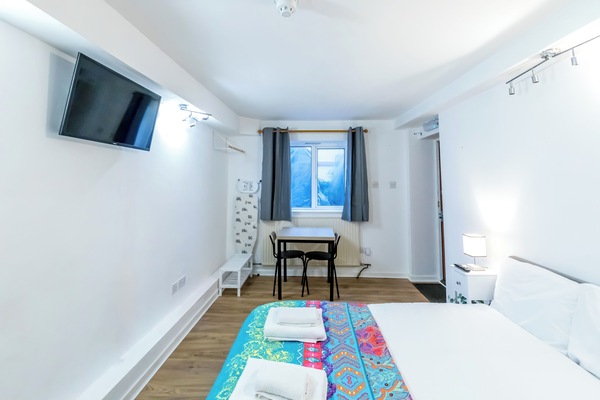 Iron/ironing board, WiFi (free), bed sheets