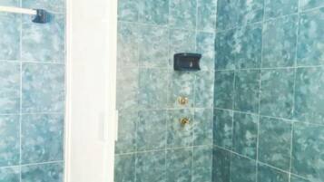 Doccia, asciugacapelli, asciugamani, sapone