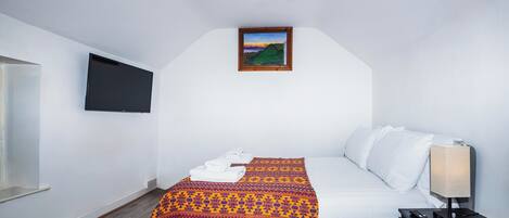 Iron/ironing board, free WiFi, bed sheets