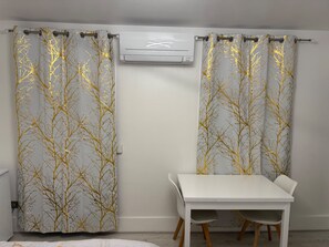 Dining - Studio Sleeps 2 With Air Conditioning (Croydon)