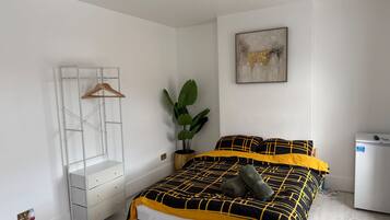 Iron/ironing board, free WiFi, bed sheets