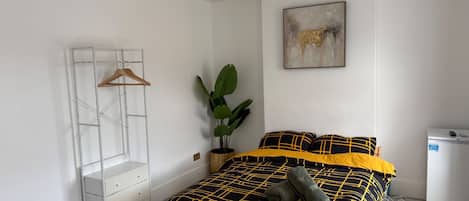 Iron/ironing board, free WiFi, bed sheets