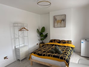 Iron/ironing board, free WiFi, bed sheets - Studio Sleeps 2 With Air Conditioning (Croydon)