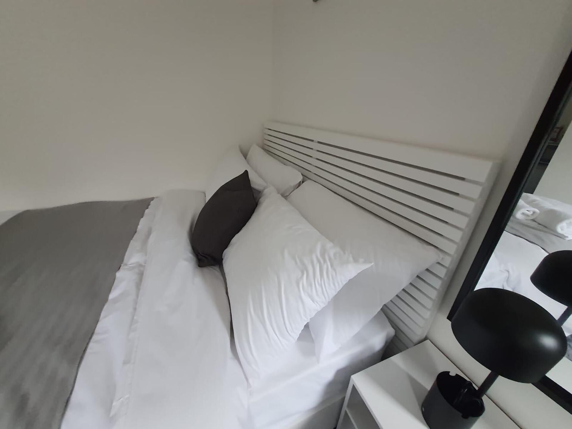 Tabla de planchar con plancha, wifi gratis, ropa de cama