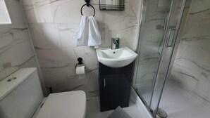 A bathroom with a toilet, sink, and shower. - Private Room, Sleeps 2 With Ensuite & Parking (Birmingham)