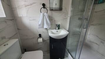 Shower, hair dryer, towels