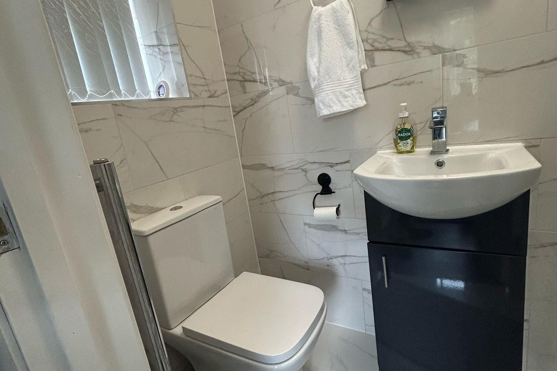 Een douche, een haardroger, handdoeken