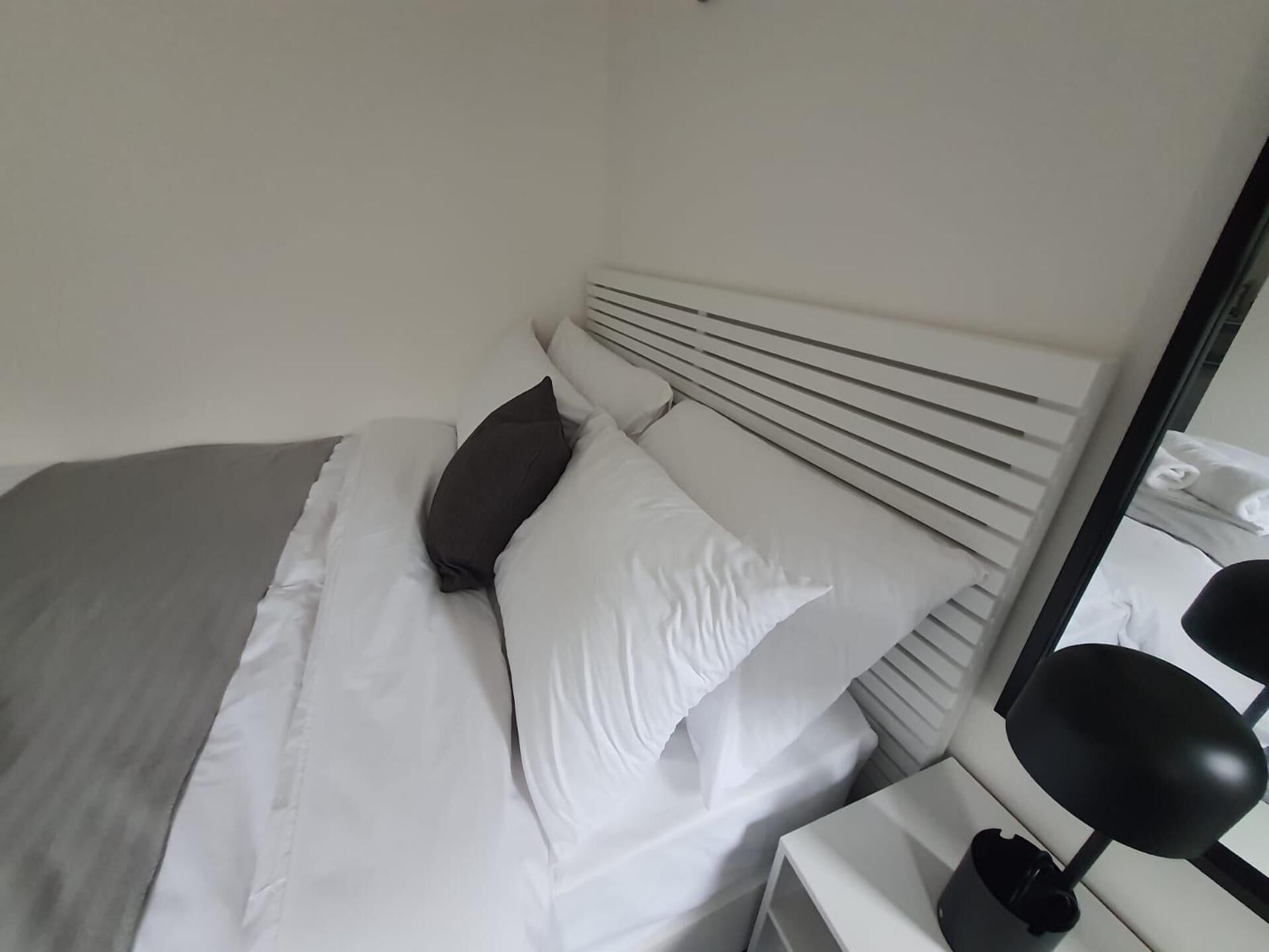 Tabla de planchar con plancha, wifi gratis y ropa de cama 