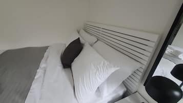 Tabla de planchar con plancha, wifi gratis y ropa de cama