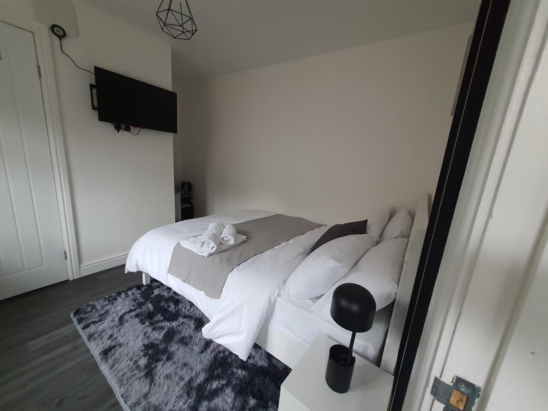 Tabla de planchar con plancha, wifi gratis y ropa de cama 