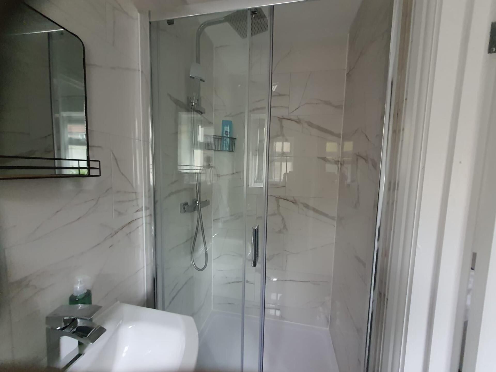 Ducha, secador de pelo y toallas