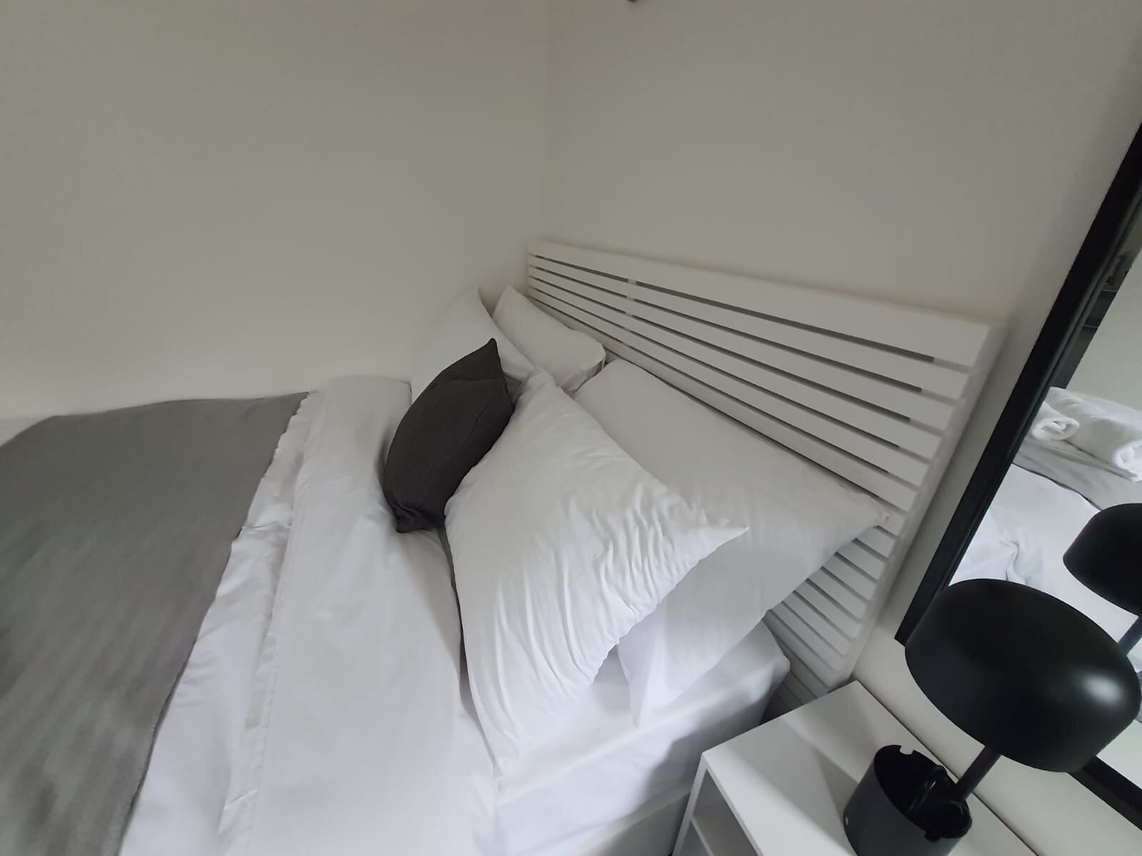 Tabla de planchar con plancha, wifi gratis y ropa de cama 