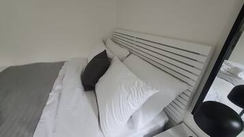 Tabla de planchar con plancha, wifi gratis y ropa de cama