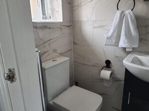 Shower, hair dryer, towels - Private Room, Sleeps 2 With Ensuite & Parking (Birmingham)