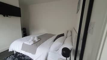 Iron/ironing board, free WiFi, bed sheets