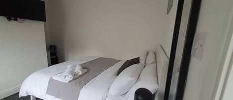 Tabla de planchar con plancha, wifi gratis y ropa de cama
