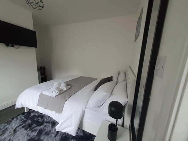Iron/ironing board, free WiFi, bed sheets