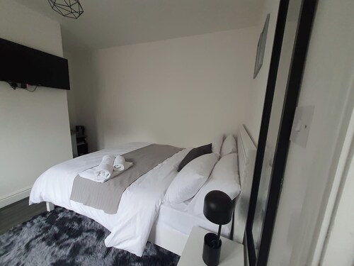 Private Room, Sleeps 2 With Ensuite & Parking