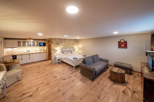 Studio Flat - Sleeps 3 - Parking - Wifi