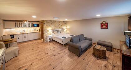 Studio Flat - Sleeps 3 - Parking - Wifi