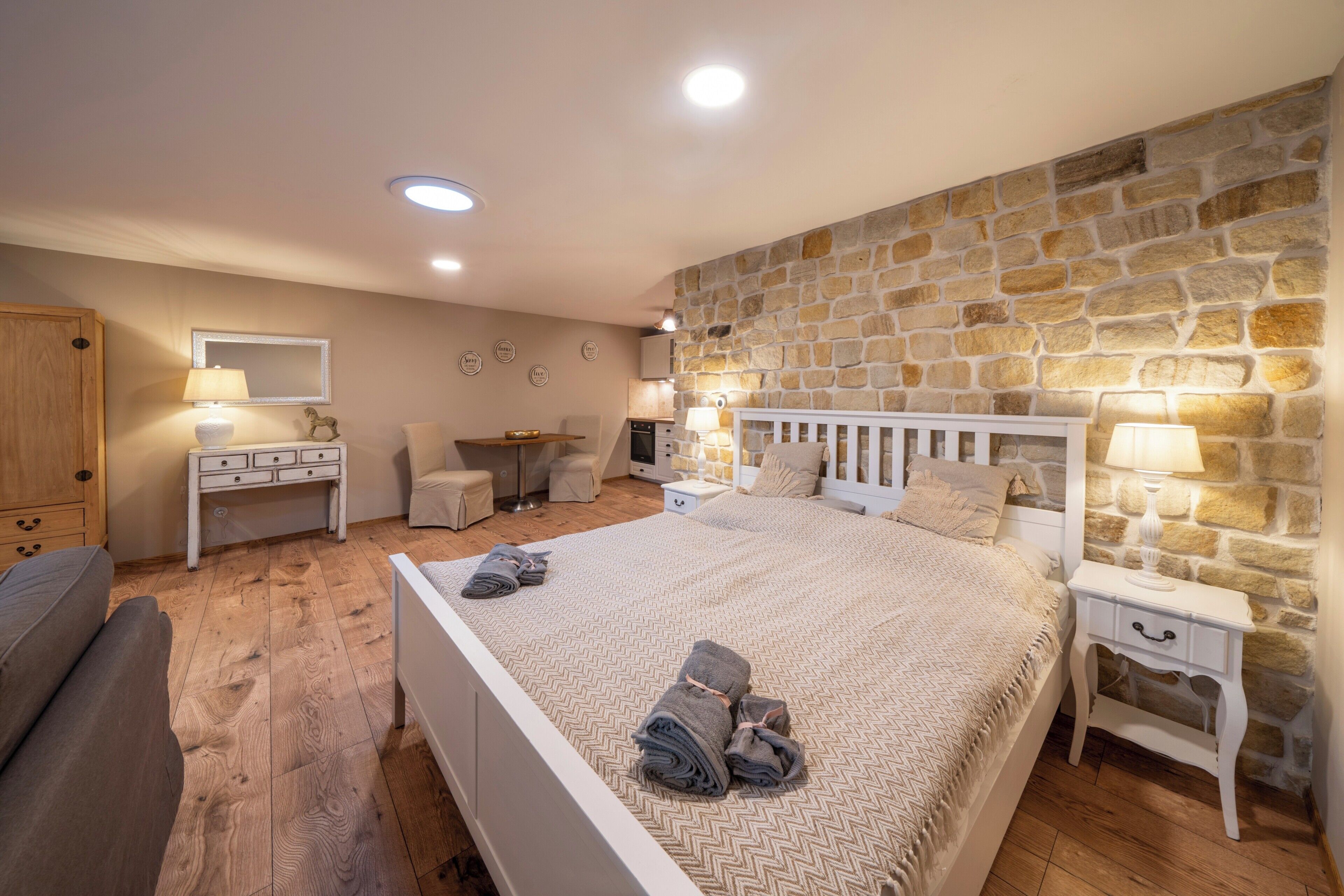 Iron/ironing board, free WiFi, bed sheets