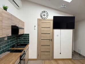 Fridge, oven, stovetop, electric kettle