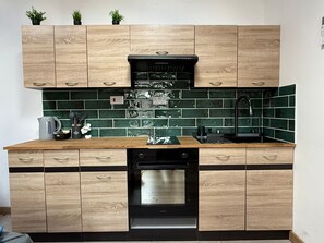 Refrigerador, horno, parrilla de estufa y tetera eléctrica 