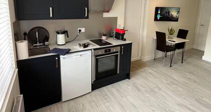 River Studio, Sleeps 2 With Parking & Dog Friendly