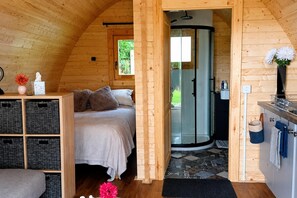 Iron/ironing board, free WiFi, bed sheets - Luxury Studio, Stunning Views - Milltown (Milltown)