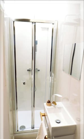 Shower, hair dryer, towels - Cozy Studio Zulu, Central London (London)