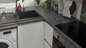 Geladeira, micro-ondas, fogão, cooktop