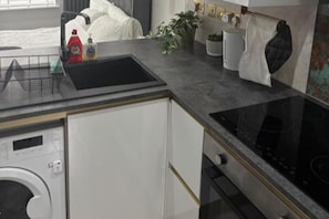 Kühlschrank, Mikrowelle, Ofen, Herdplatte