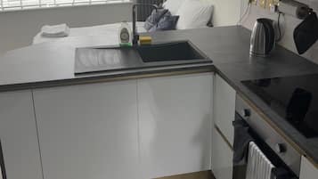 Geladeira, micro-ondas, fogão, cooktop