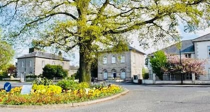 1 Bed Flat - Sleeps 2 - Parking - Garden