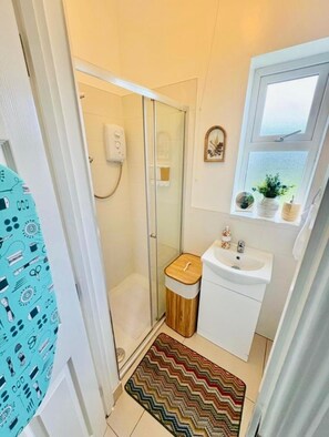 Bathroom - 1 Bed Flat - Sleeps 2 - Parking - Garden (Londonderry)